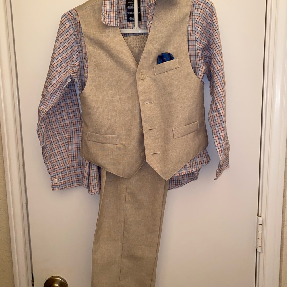 Boys suit - size 6